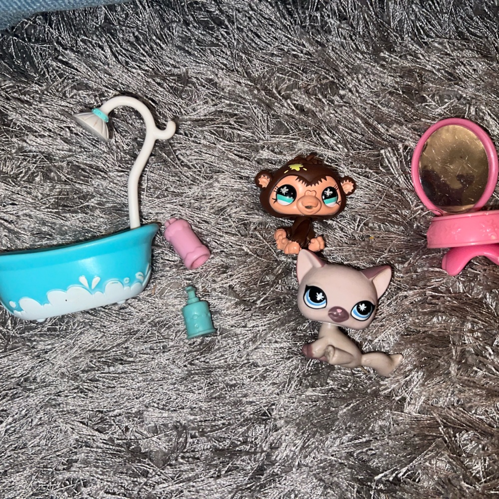 LPS messiest pets ! With accessories! Perfect Condition. Chimpanze #663 Cat#664
